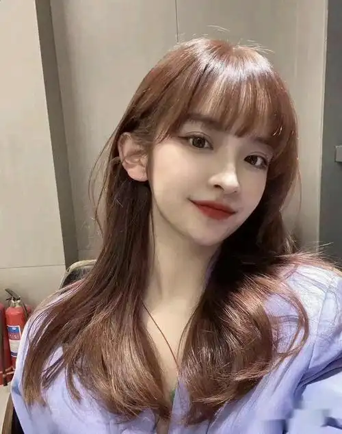 2020秋冬流行的"发色",不仅白皮女孩染好看,黄黑皮染也超显白