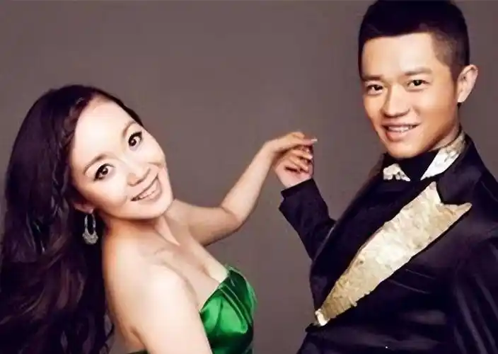 凤凰传奇曾毅:我和玲花只是搭档,和老婆结婚11年很恩爱_工作_表演