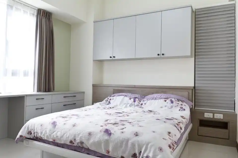 优雅美式卧室床头吊柜设计图现代风格小卧室吊柜设计温馨宜家原木风