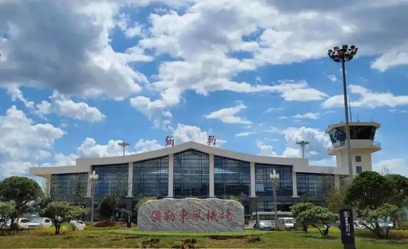 机场选址位于楚雄市子午镇白沙哨,距离楚雄市区直线距离约11km.