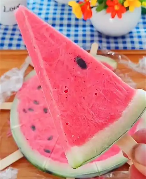 夏天西瓜别直接吃了做成美味的西瓜冰淇淋清凉可口又简单