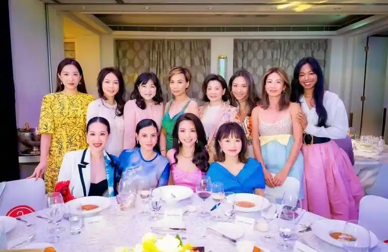 汪圆圆出席名媛聚会,穿碎花裙气质温婉,同框林恬儿站边上仍出众