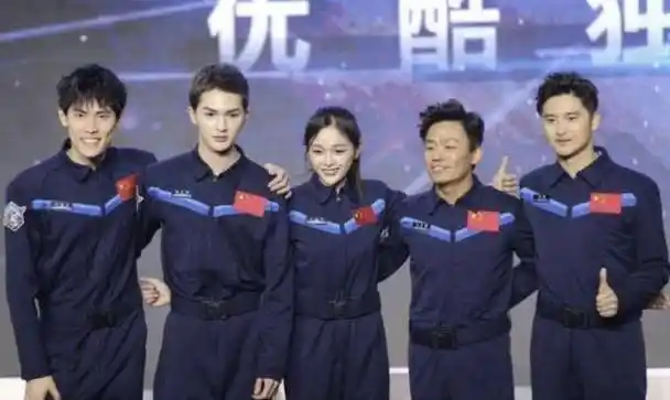 朱正廷帮吴宣仪整理衣服太亲昵,谁注意到朱正廷怎么称呼吴宣仪?