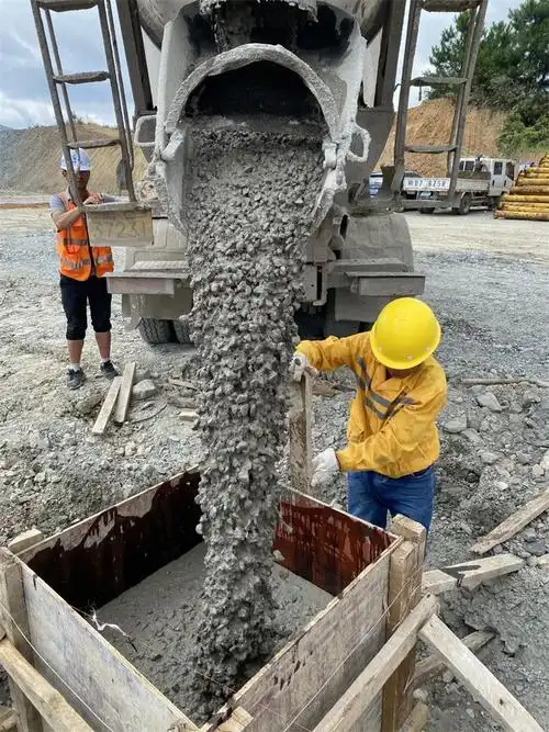 混凝土搅拌运输车浇筑现场 - 贵南客专贵州段项目贵定铺轨基地首座群
