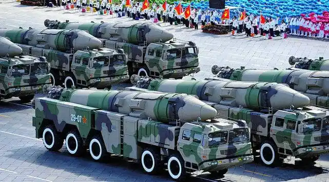 排名三:东风5洲际导弹这款导弹是中国第一款自主研发的远程洲际导弹