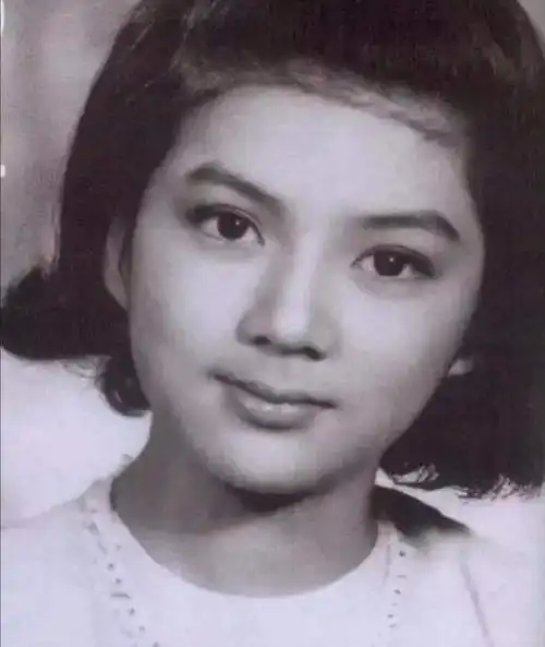 回顾肥猫郑则仕欠债8000万全家搬进贫民区拍戏10年清债务