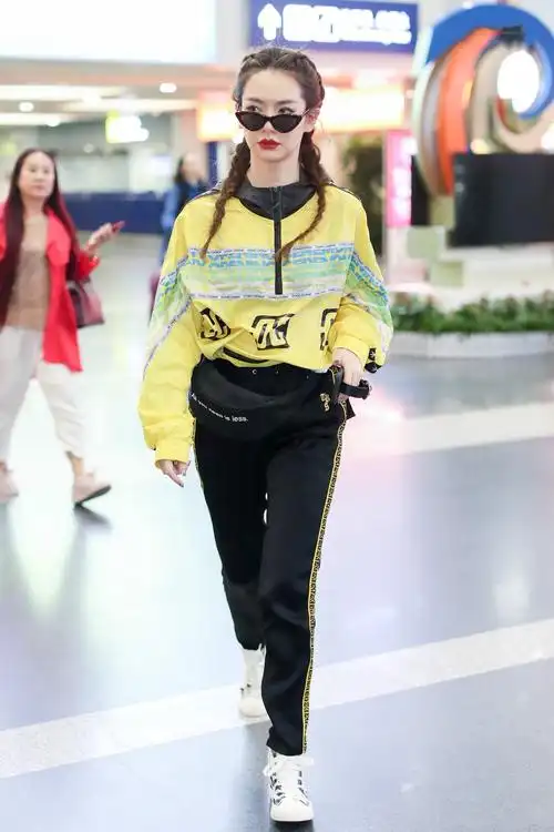 戚薇穿运动装编拳击辫34岁辣妈嫩似24岁网友陈可依的即视感