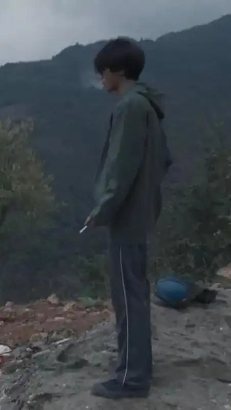 断桥 #王俊凯 第一次好喜欢男孩子抽烟  好苏的感觉 - 抖音