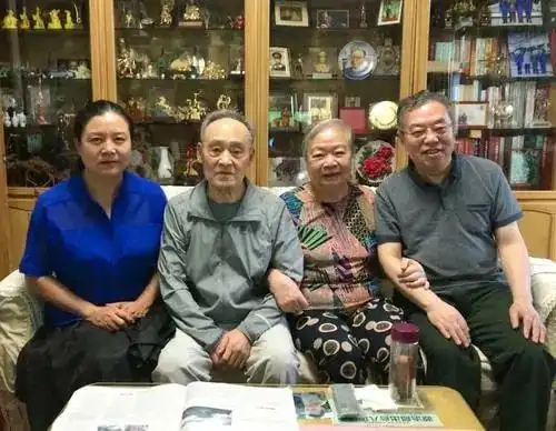 她是我国第一位女中将丈夫是上将父亲是元帅堪称最高军衔家庭