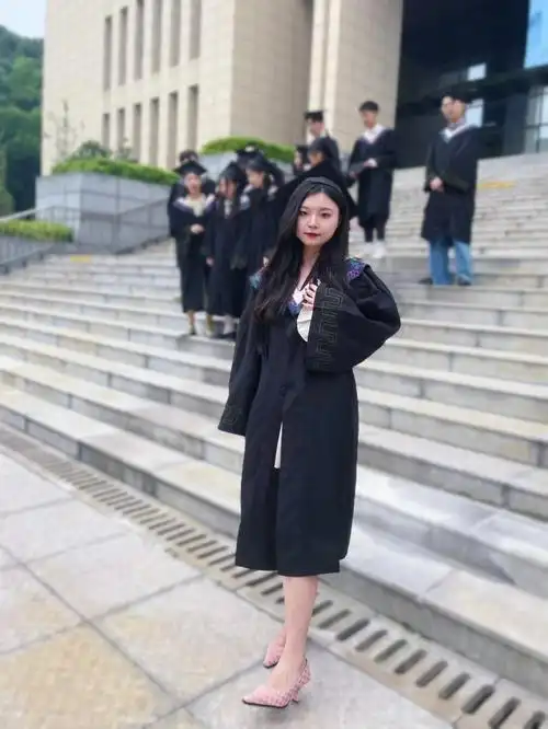 毕业穿搭小tips学士服配高跟鞋