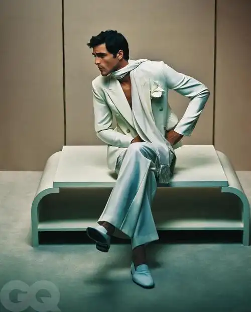 雅各布·艾洛蒂 gq写真