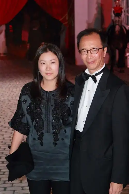 传伏明霞与梁锦松已经离婚,两人不同方式作出回应