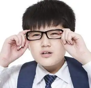 眯眼看东西可加速近视程度