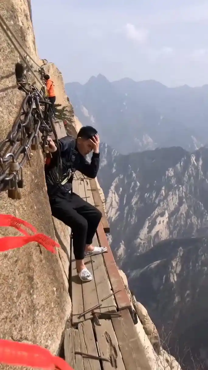 华山第一险长空栈道海拔2795米,看看就害怕,小哥腿都吓软了
