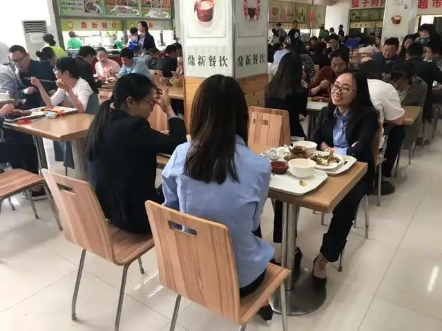 郑州某公司食堂像开演唱会,中午几千人同时吃饭,小姐姐颜值在线
