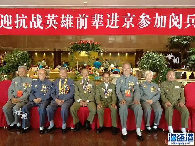 卢彩文老人(左四)在北京首都和参加阅兵仪式的抗战老兵一起拍照留念.