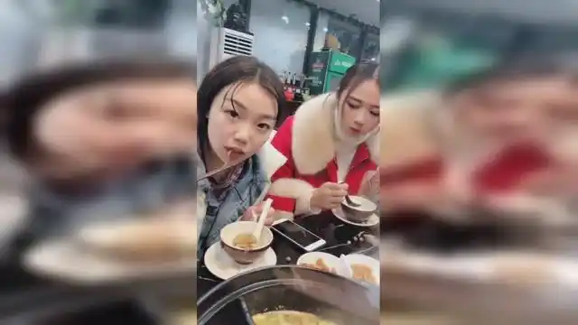 小伙子跟女朋友一起去吃饭,这样献殷勤姑娘能不吃醋吗?