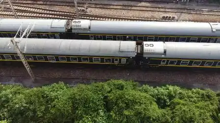 广铁广段的hxd1d型电力机车牵引k642次列车和广铁长段的ss8型电力机车