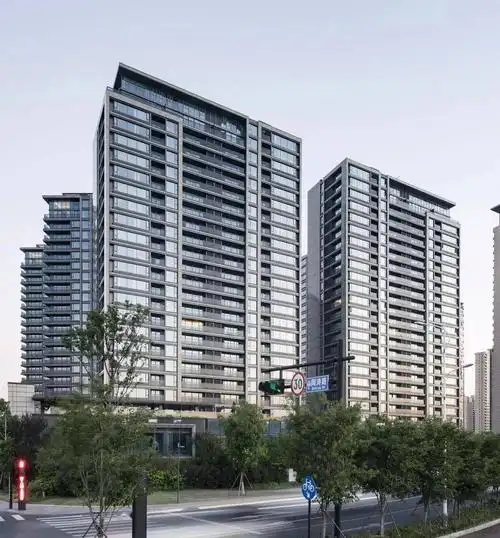 以整体排布为例,桂语江南传承绿城一贯风格,强调建筑组团的「左右对称