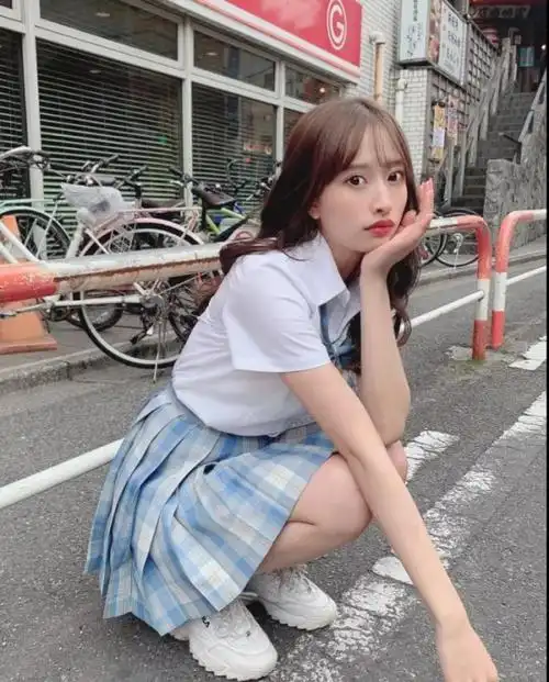 日本美腿高中生混血模特太吸睛