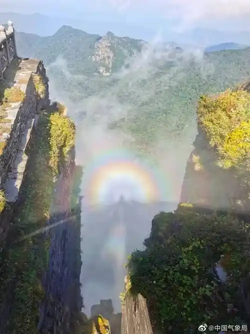 贵州梵净山惊现罕见佛光