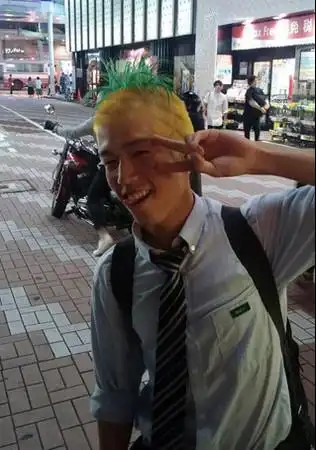 ▼顶著凤梨趴趴走.(图/翻摄自まなと叔父さん推特)