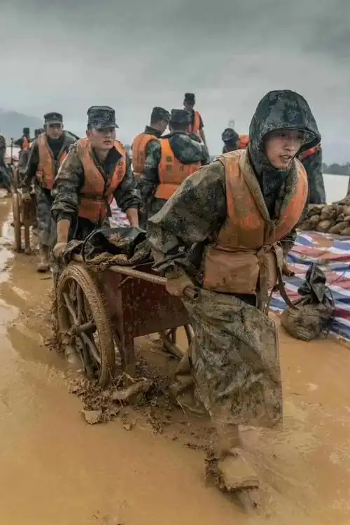 57张抗洪图没有一个标题能承载勇士的付出