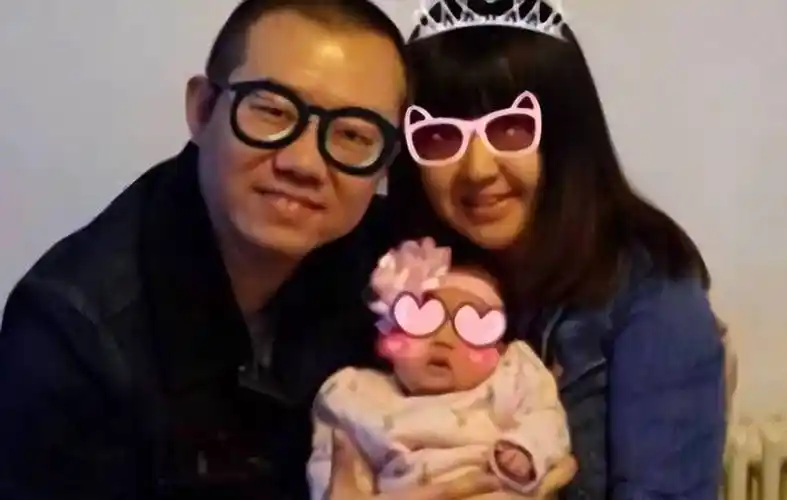 47岁涂磊近况曝光!满头白发显沧桑,老婆去年开始化疗,疑已去世