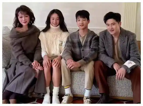 田亮与家人玩叠叠乐一家四口脸贴脸笑容灿烂共用一张脸超抢镜