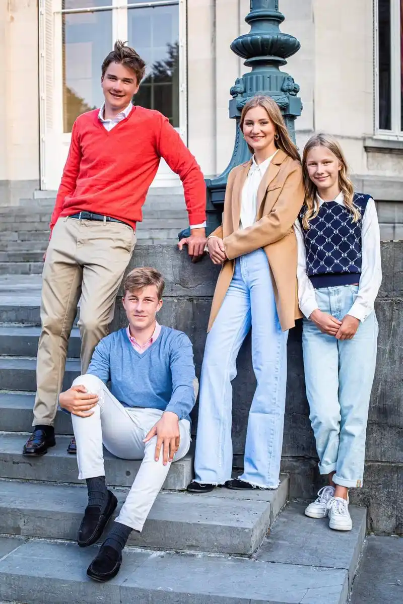 比利时王室晒新照为小公主庆生,青春靓丽气质好,就是有点糊弄人