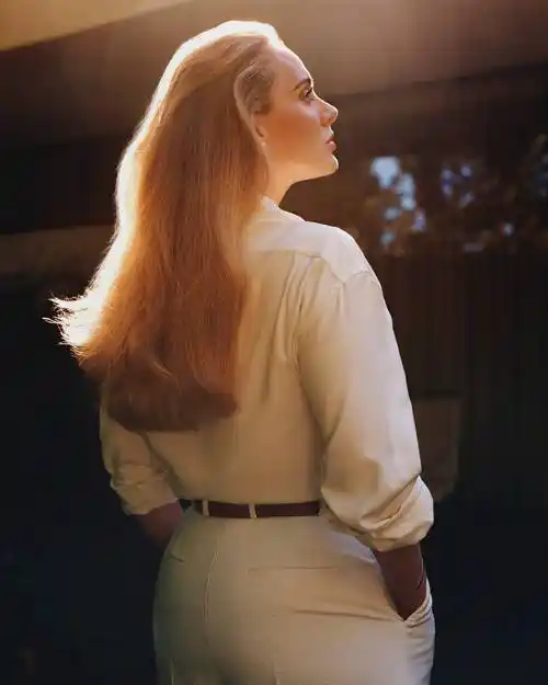 阿黛尔新封面大片释出 穿紧身裙配黑丝秀完美曲线