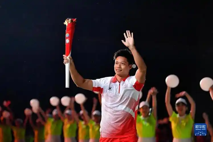 (9月15日,火炬手苏炳添在传递火炬. 新华社发)