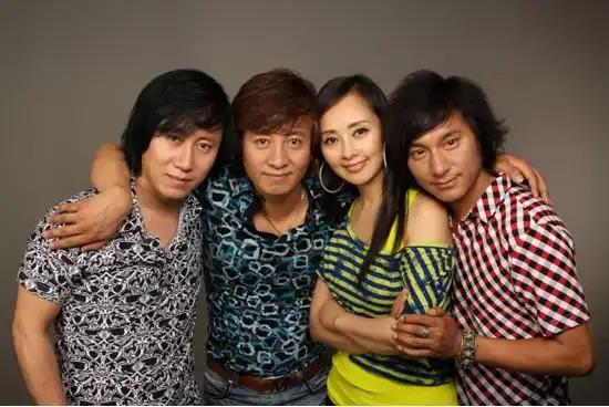 彝人制造曲比阿乌新歌同时上架 签800张新专辑