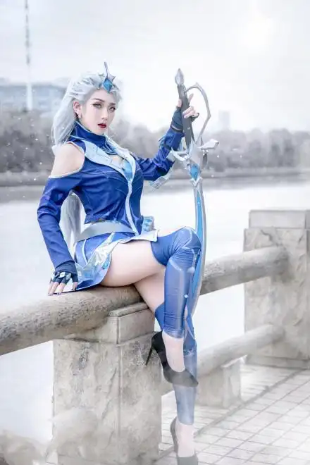 每日cos露娜你能拔下我的剑让我见识一下你有多厉害吗