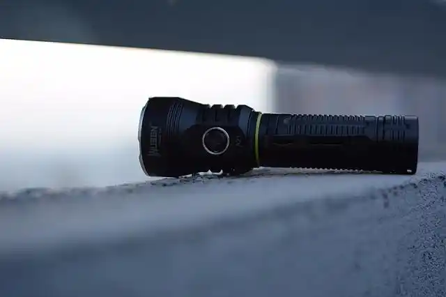 架在自行车上就能怼远光狗,wuben务本a21手电筒体验