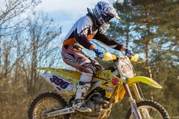 越野摩托车在设计上是如何提高骑手的舒适度和控制性的?