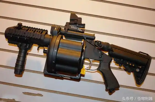 一名手持mgl-140榴弹发射器的士兵可在一秒钟内使用40毫米枪榴弹对400