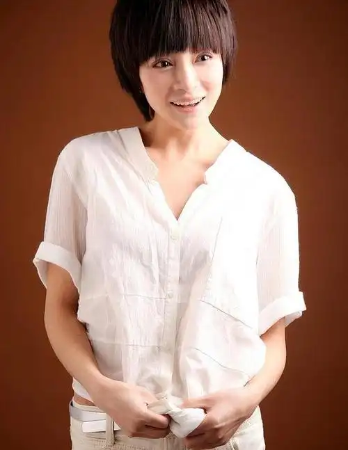 央视天气预报主持人王蓝一女儿笑笑与妈妈很像老公是谁已成谜