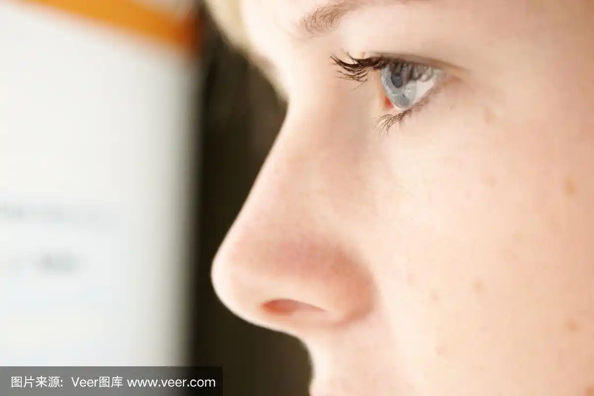 一个女孩的侧面和眼睛的特写镜头