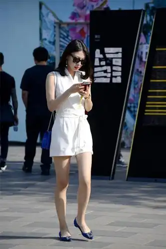 穿连衣短裤的小姐姐搭配平底鞋依旧可以秀长腿