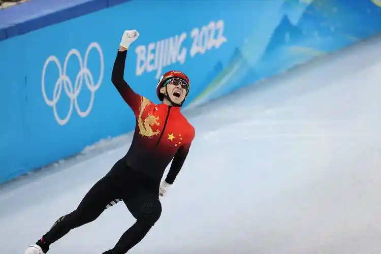 短道速滑混合团体接力决赛中国队夺冠