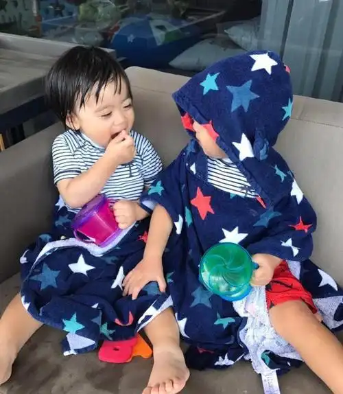 林志颖三子水中嬉戏 哥哥kimi把弟弟照顾的很好