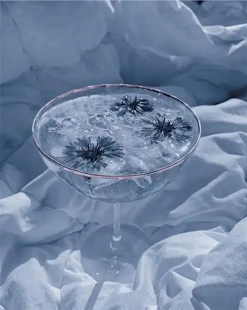 浅灰蓝有着灰色系的沉稳高级,也有着蓝色系的明净清秀,它是柔软而平和