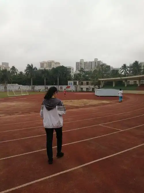 女儿的背影,她要独自去体验,曾在这里留下的往事