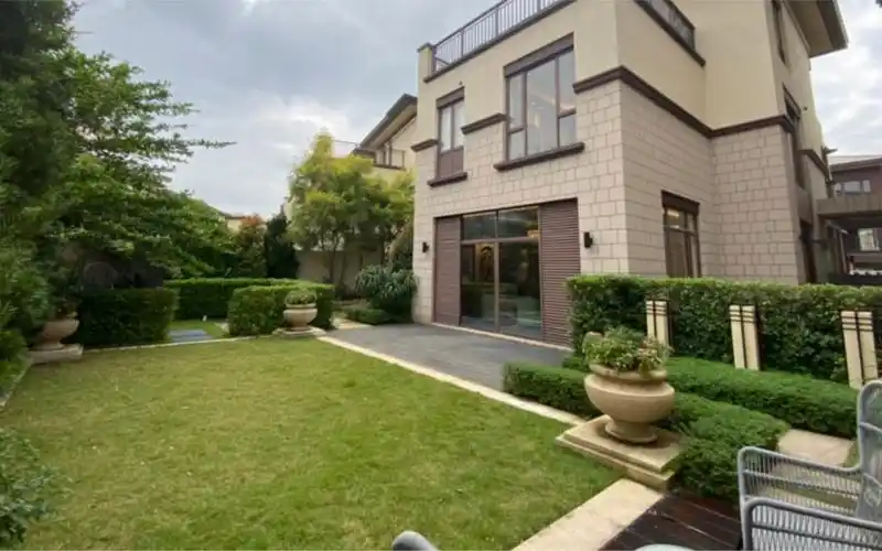 实拍珠海旁的小独栋别墅,花园300平方,这就是理想家的样子吧