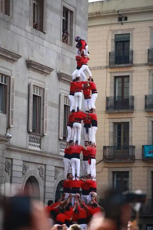 原创巴塞罗那"狂欢节",叠罗汉,扛巨像:300多项表演给你好看
