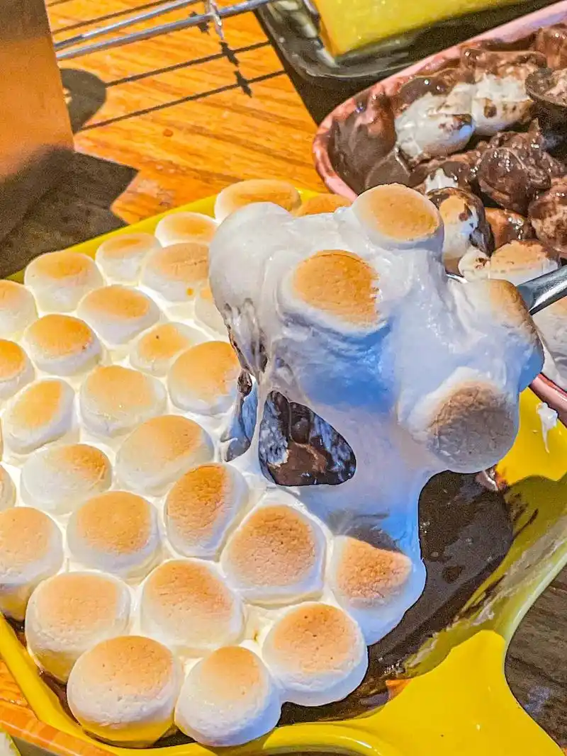 青岛我真服了,连巧克力烤棉花糖都这么好吃.