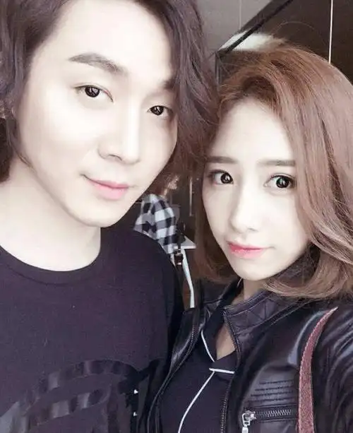 其实张大仙之前是有一个女朋友的,她的名字叫施治