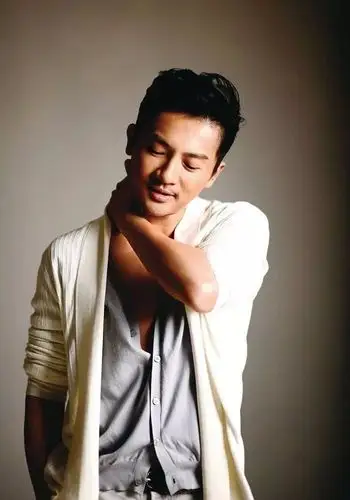 苏有朋驻颜有术和他长年坚持健身有关系,看这手臂上的肌肉还是挺强壮