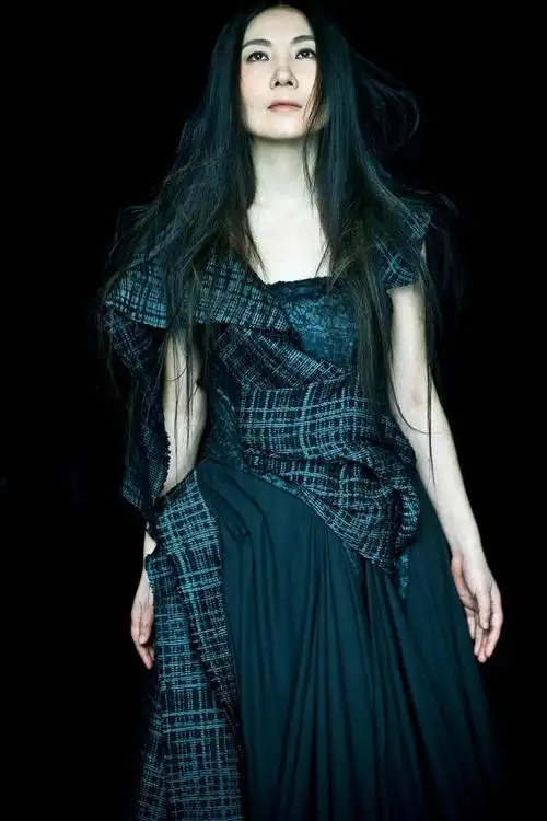 独立唱作人,全能音乐人丁薇,在初秋正式宣布开启《三四点夜里的美梦》